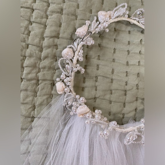 Elegant Tulle Wedding Veil With Floral Crown - Picture 4 of 8